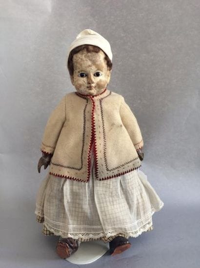 Poupée, tête en bois peint, bouche fermée,...