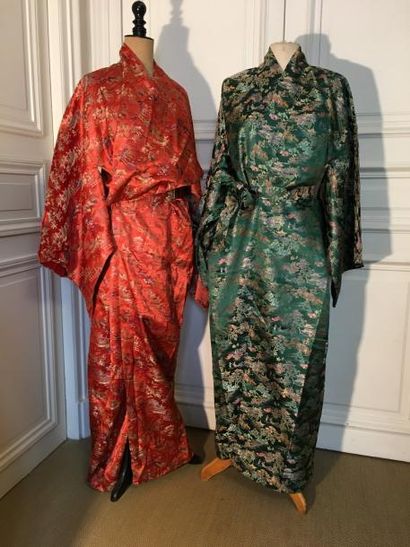 Deux kimonos ceinturés, l’un en soie verte,...