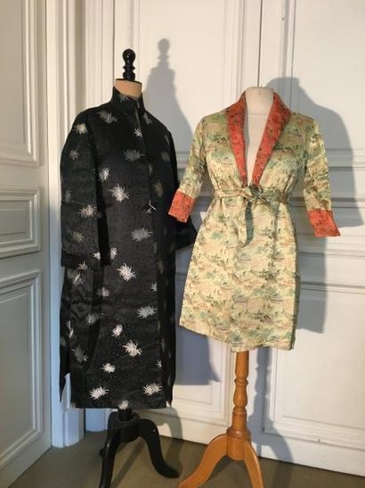 Lot comprenant : un manteau en soie noire...
