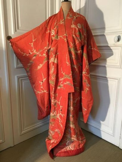 Kimono en soie rouge orangé rebrodée à décor...