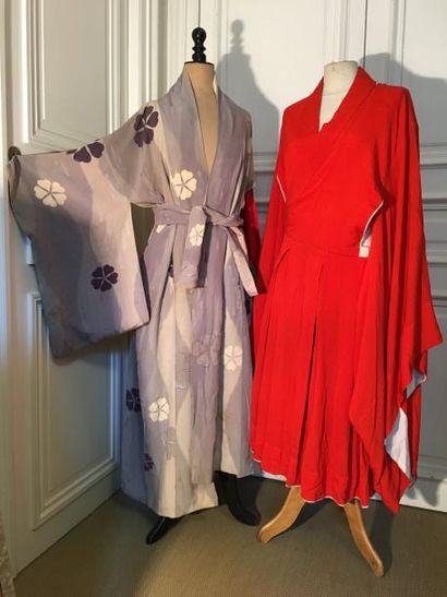 Lot comprenant quatre kimonos ceinturés,...