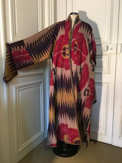Caftan en ikat de soie dans les tons roses,...