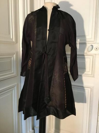Manteau en toile noire transparente à motifs...