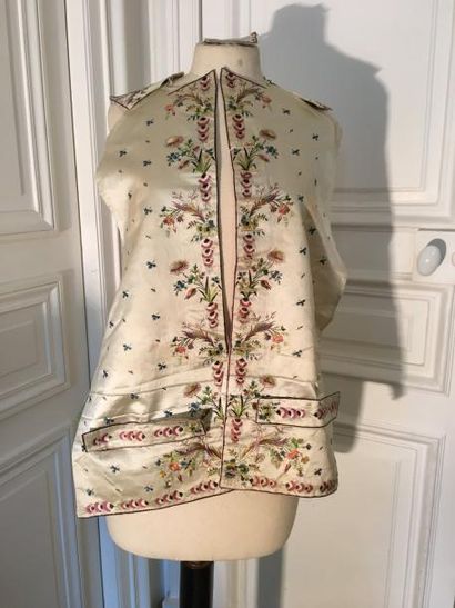 Devantures de gilet en soie crème brodée...