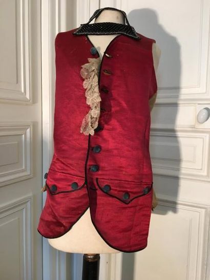 Gilet en panne de soie rouge, boutons en...