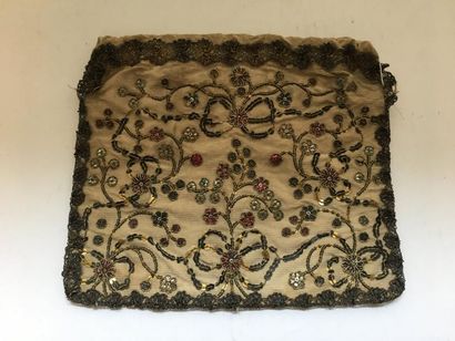 Bourse en soie beige brodée de fils d'or,...