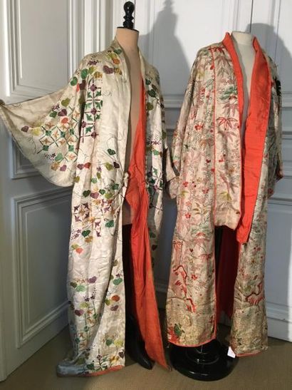 Kimono en soie damassée beige à décor de...