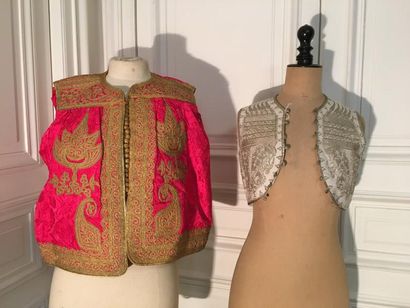 Lot comprenant : un gilet en soie damassée...