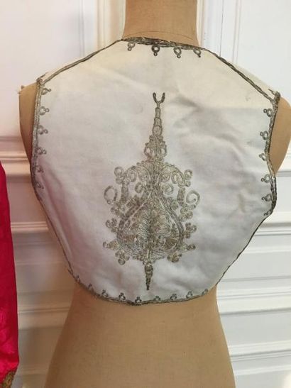 Lot comprenant : un gilet en soie damassée...