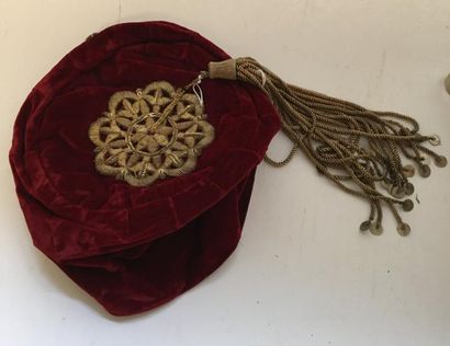 Lot comprenant : un chapeau en velours rouge...