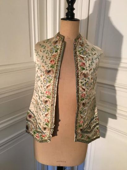 Gilet d’homme en soie beige, broderies polychromes...