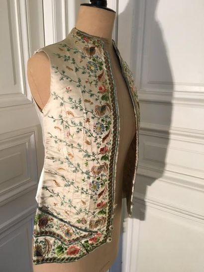 Gilet d’homme en soie beige, broderies polychromes...