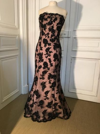 JOVANI. Robe bustier en tulle noir rebrodé...