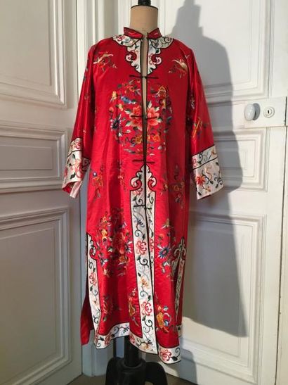 Manteau en soie rouge et parements de soie...