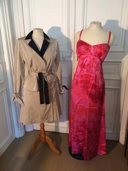 Lot comprenant : jupe beige de forme droite,...