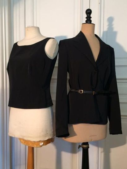 PRADA. Veste en polyester noir, fermée par...