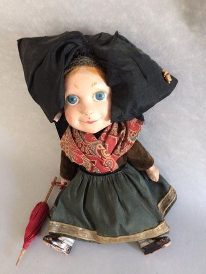 Poupée alsacienne en bois articulé. Elle...