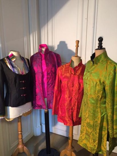 SHANGAI TANG. Veste longue en satin de soie...