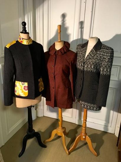 Lot comprenant : une veste en lainage noir...