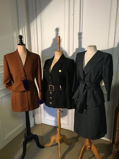 Lot comprenant : un tailleur en jean composé...