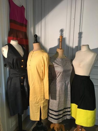 Lot comprenant : une robe tunique en coton...