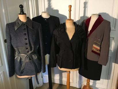 Lot comprenant : une veste longue en maille...