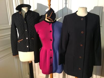 Lot comprenant : une veste longue en maille...
