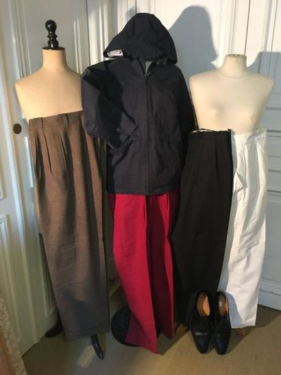 Lot comprenant : une parka bleu marine, taille...
