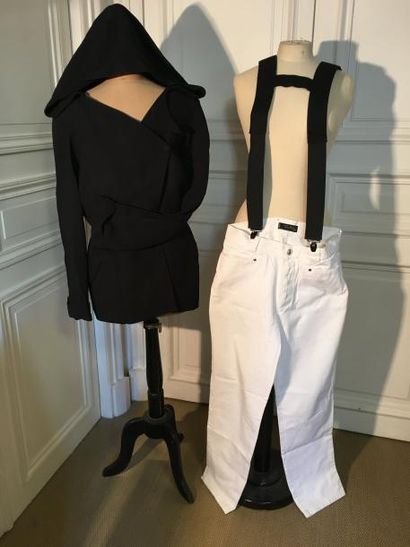 THIERRY MUGLER. Veste noire à capuche, taille...