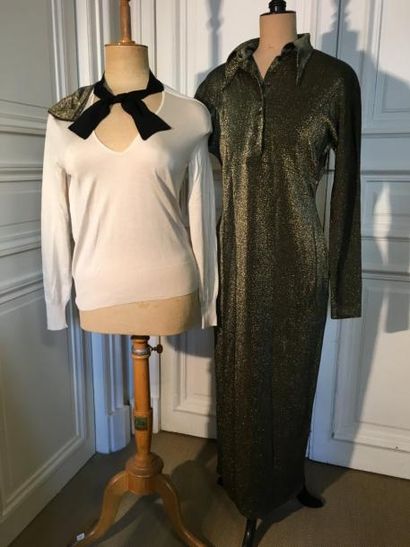 Lot comprenant : une robe longue dorée, à...