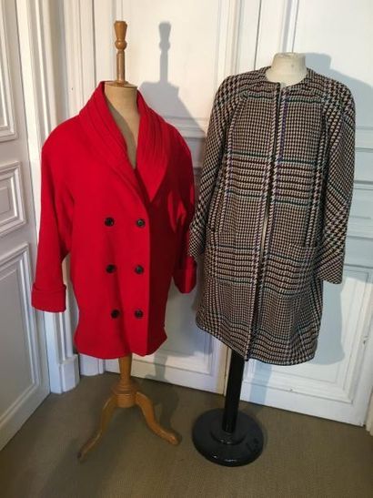 Lot comprenant : un manteau en lainage rouge,...
