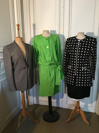 Lot comprenant : un tailleur jupe droite...