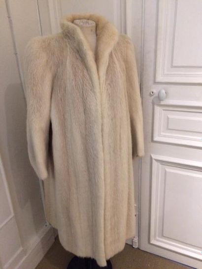 G. R. FICHELIS. Manteau en ragondin blanc,...