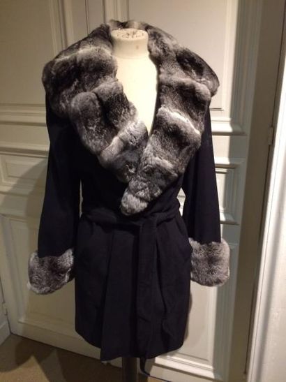 MILADY. Manteau trois-quarts ceinturé en...