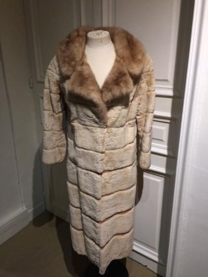 J. CONSIGNY. Manteau en castor rasé traité...