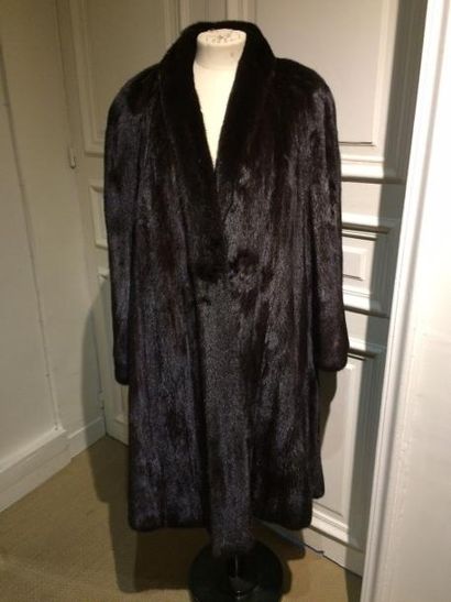 ROBERT BEAULIEU. Manteau en vison dark, taille...