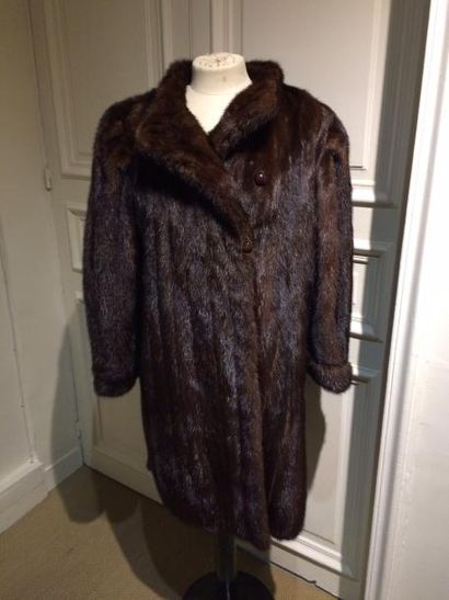 YVES SAINT LAURENT. Manteau en vison brun...
