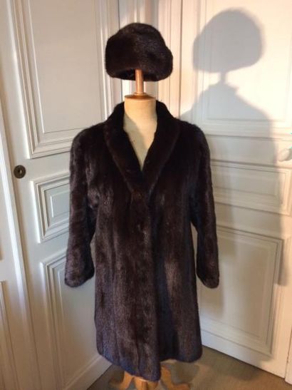 LAZAKIS. Manteau en vison dark, taille 40,...