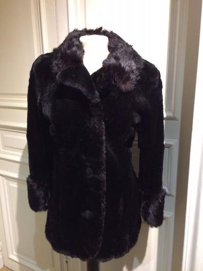 CHRISTIAN DIOR BOUTIQUE FOURRURE. Veste longue...