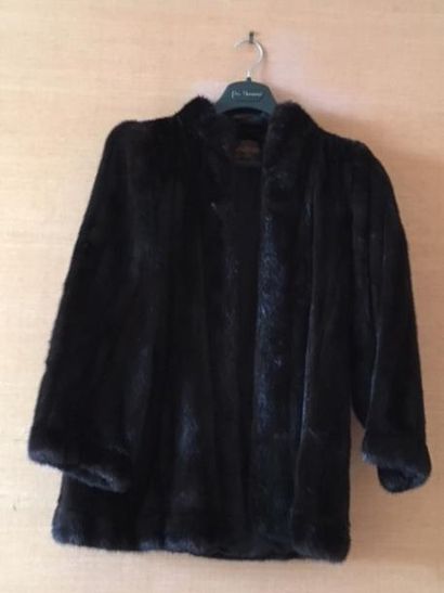 YVES-SAINT-LAURENT FOURRURES. Veste longue...