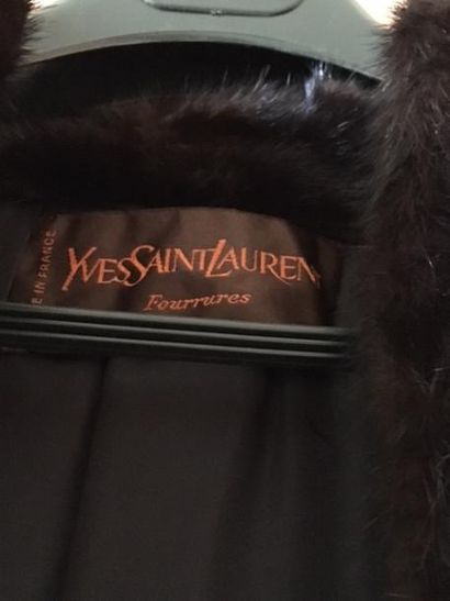 YVES-SAINT-LAURENT FOURRURES. Veste longue...