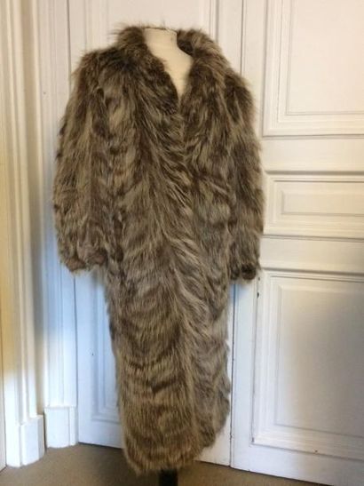 Manteau en queue de marmotte, col droit,...