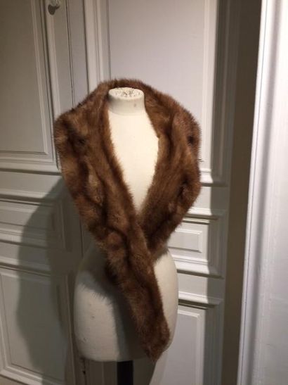 Etole en vison naturel marron clair.

Long :...