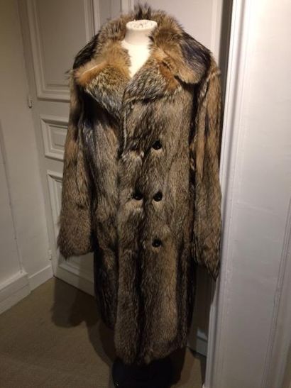 Manteau d’homme en loup.

Usures.