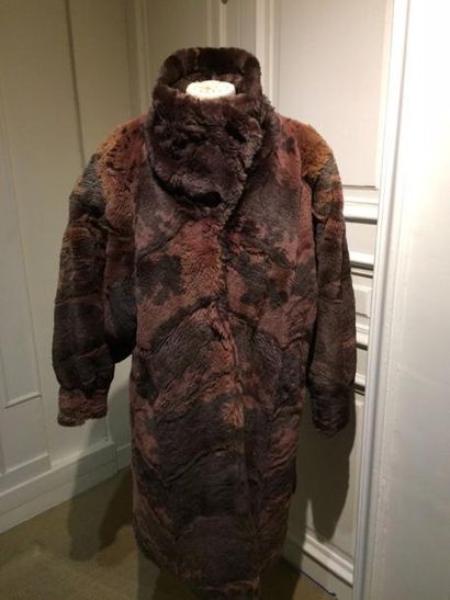 REVILLON. Manteau en castor rasé teinté bicolore....
