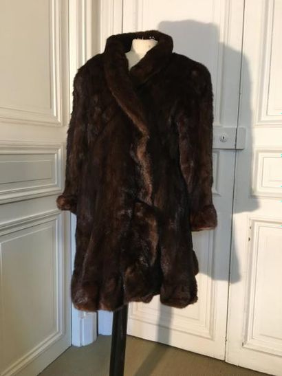 Manteau en queue de vison. Col châle, bordures...
