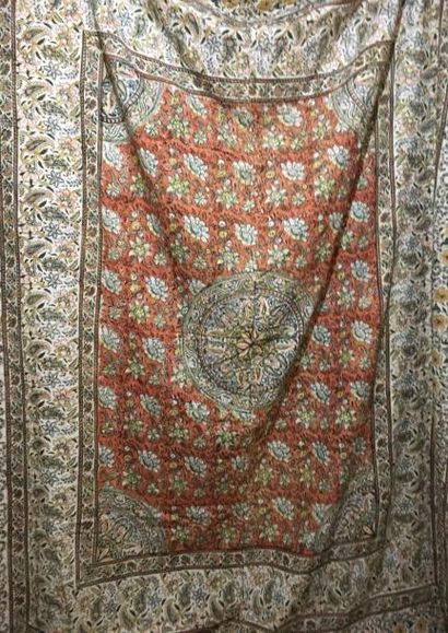 Tenture indienne avec couture au centre,...
