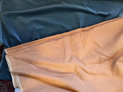 Deux métrages de tissu, l’un en velours bleu...