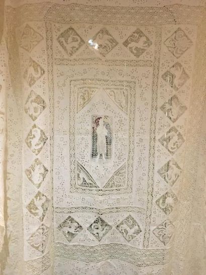 Grand couvre-lit en broderies ajourées et...