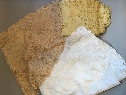 Lot comprenant : une nappe en toile blanche...